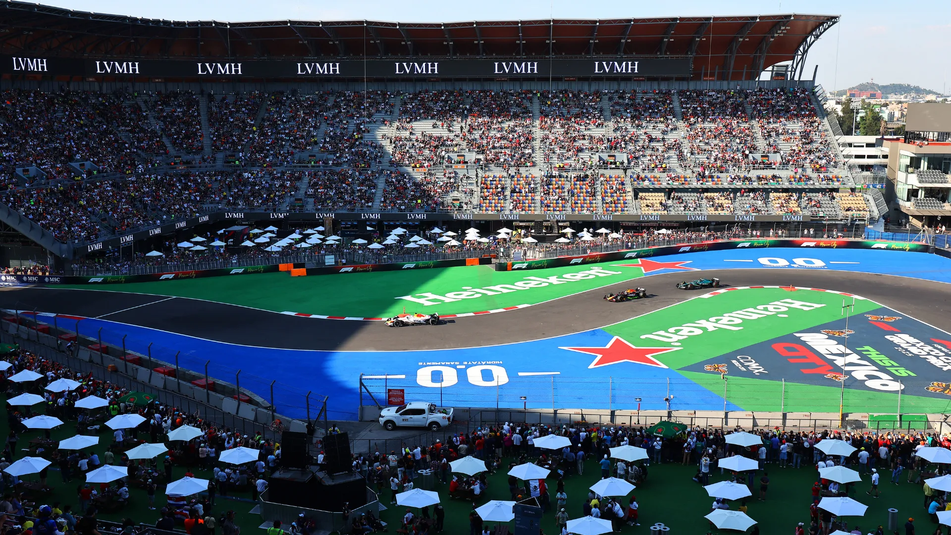 MEXICO CITY, MEXICO - OCTOBER 24: Isack Hadjar of France driving the (6) Visa Cash App Racing Bulls